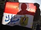 Protivládní demonstrant v Káhie (2. února 2011)