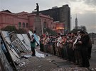 Protivládní demonstranti se modlí u barikády, která je má chránit od útok...