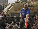 Protivládní demonstranti ped tanky egyptské armády v Káhie (6. února 2011)