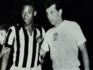 Osmnáctiletý Pelé a osmadvacetiletý Masopust před utkáním FC Santos - Dukla 3:4...