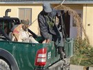Zatení teroristy - Afghánská národní armáda odváí zadreného mulu - polního...