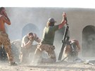 ervenec 2007: bitva v Hílmandu. - etí vojáci odstelují nepítele minometem...
