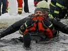 Záchranái a hasii trénovali na zamrzlém lipenském jezee v Dolní Vltavici záchranu osob ze zamrzlé vody.