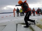 Záchranái a hasii trénovali na zamrzlém lipenském jezee v Dolní Vltavici záchranu osob ze zamrzlé vody.