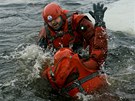 Záchranái a hasii trénovali na zamrzlém lipenském jezee v Dolní Vltavici záchranu osob ze zamrzlé vody.