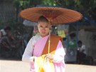 Mladí Barmánci se asto vydávají na duchovní cestu 