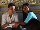 Mladí Barmánci odpoívají ve stínu posvátné pagody vedagon 