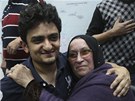 Nový hrdina egyptských protest Vaíl Ghaním se svojí matkou (8. února 2011)