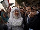 Mladý pár el svatební den oslavit pímo na námstí Tahrír mezi demonstranty (8. února 2011)