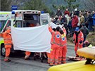 Italtí záchranái peváejí do nemocnice zranného jezdce Roberta Kubicu.