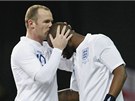 Wayne Rooney (vlevo) svérázným zpsobem gratuluje spoluhrái z anglické reprezentace Darrenu Bentovi ke gólu proti Dánsku.