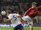 Nicklas Bendtner (vpravo) z Dánska bojuje s anglickým reprezentantem Michaelem Dawsonem.