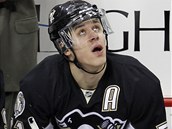 Jevgenij Malkin, ton hvzda Pittsburghu Penguins, oddychuje na stdace v zpase proti Buffalu