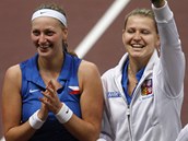 esk tenistky Petra Kvitov (vlevo) a Lucie afov se raduj z postupu eskho tmu do semifinle Fed Cupu