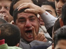 Odprci egyptskho prezidenta Husnho Mubaraka zadreli mue podezelho ze spoluprce s reimem (3. nora 2011)