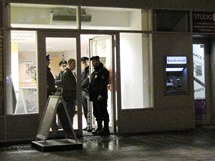 Poboku Raiffeisenbank na nmst Svobody v Brn pepadla ena s pistol v ruce a odnesla si 20 tisc korun. (3. nor 2011)
