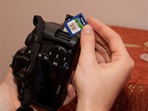 Paměťovou kartu zformátujte ve fotoaparátu hned před prvním použitím