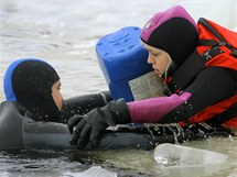 Zchrani a hasii trnovali na zamrzlm lipenskm jezee v Doln Vltavici zchranu osob ze zamrzl vody.