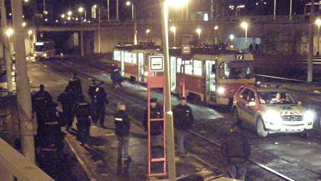 Kriminalisté vyetují stelbu v tramvaji na zastávce Nádraí Hostiva. (5. února 2011)