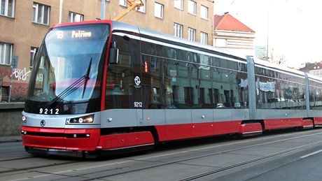 Nová tramvaj koda 15T ForCity na své první jízd Prahou. (5. února 2011)
