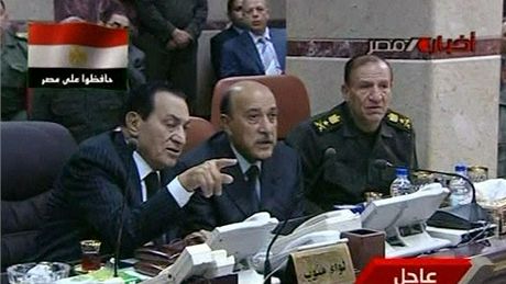 Egyptský prezident Husní Mubarak (vlevo) a viceprezident Umar Sulajmán na zábrech egyptské státní televize (29. ledna2011)