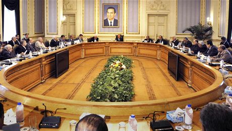 Jednání Mubarakova re�imu s opozicí, v �ele viceprezident Umara Sulajmán (6....