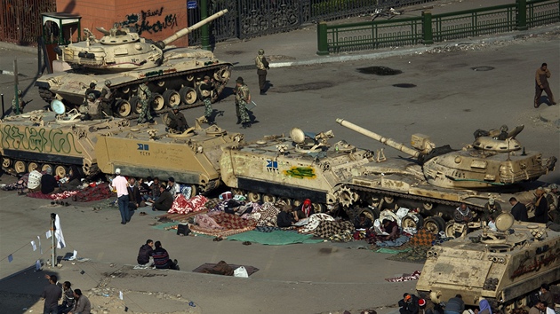 Egypané si prohlíejí portréty zabitých demonstrant na káhirském námstí Tahrír (9. února 2011)