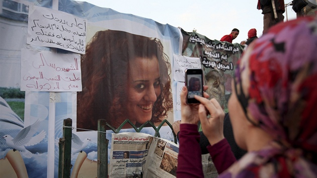 Egypané si prohlíí portréty zabitých demonstrant na káhirském námstí Tahrír (9. února 2011)