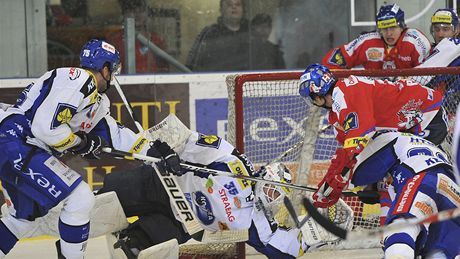 Proti pardubickému útoku zasahuje branká Komety Jií Trvaj.