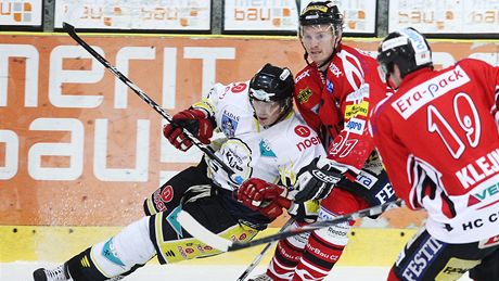 Chrudim�tí hokejisté (v �erveném)  v duelu proti Kadani. 