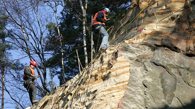 Zabezpeení nestabilní skály v Hensku