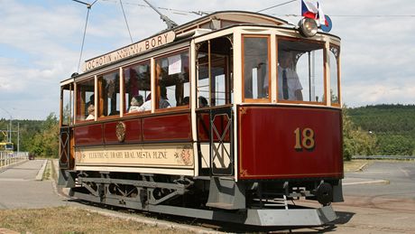 Historicky první plze�ská tramvaj "K�i�ík" z roku 1899, kterou s em��ete svézt i dnes
