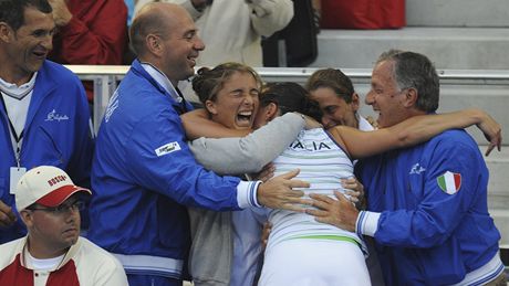 Flavia Pennettaová se se svým týmem raduje z bodu, který získala proti Stosurové v duelu Fed Cupu Austrálie - Itálie