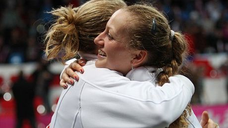 Petra Kvitová (vpravo) se raduje s Lucií afáovou z postupu eska do semifinále Fed Cupu