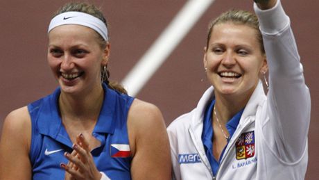 eské tenistky Petra Kvitová (vlevo) a Lucie afáová se radují z postupu eského týmu do semifinále Fed Cupu