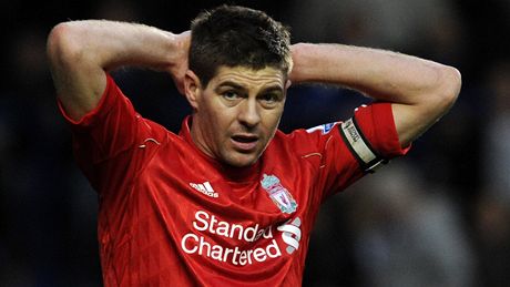 TO JSEM ML DÁT. Liverpoolský kapitán Steven Gerrard po nepromnné anci