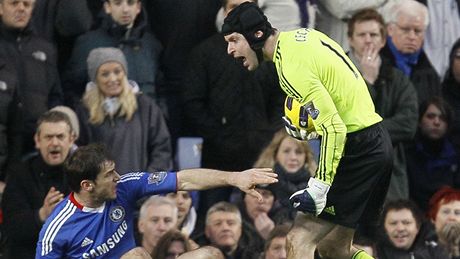 COS DĚLAL? Petr Čech, brankář Chelsea (vlevo) se zlobí na svého spoluhráče obránce Branislava Ivanoviče