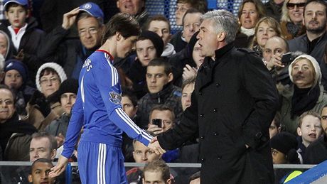 NEPODAENÁ PREMIÉRA. Fernando Torres, nová posila Chelsea, si pi odchodu do kabiny podává ruku s manaerem Carlem Ancelottim