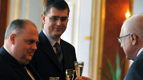 Prezident jmenoval Pavla �e�ábka (vlevo) a Lubo�e Lízala (uprost�ed) novými �leny bankovní rady �NB.
