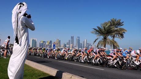 PENĚZ MÁME DOST. Katarští šejkové zvou cyklisty k sobě domů už deset let.