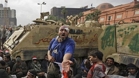 Protivládní demonstranti ped tanky egyptské armády v Káhie (6. února 2011)