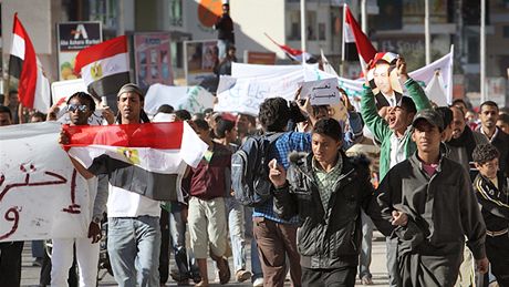 Demonstrace v egyptském letovisku Hurghada, kterou v ulicích nafotil Tomá Prokop (2. února 2011)