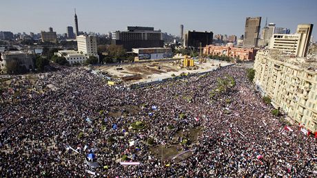 Protivládní demonstrace v centru Káhiry (únor 2011)