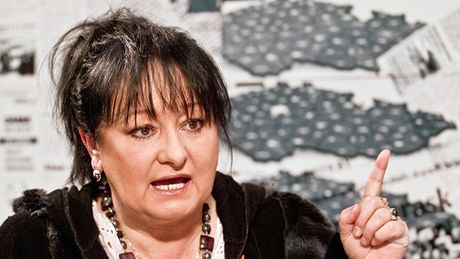 Bývalá mluv�í Fakultní nemocnice v Motole Eva Jurinová p�i rozhovoru s Barborou...