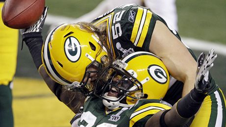 TOUCHDOWN! Nick Collins (�. 36) z vít�zného týmu Green Bay oslavuje sv�j touchdown v zápase o Super Bowl v objetí spoluhrá�e Claye Matthewse.