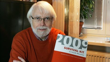 Don Sparling - �éf Expat Centre, které pomáhá kvalifikovaným cizinc�m za�ít pracovat a �ít v Brn�. V ruce má p�íru�ku pro zahrani�ní investory Survival Kit, kterou zdarma ke sta�ení nabízí Regionální rozvojová agentura Ji�ní Moravy.