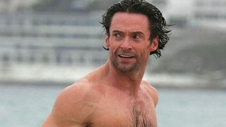 Hugh Jackman dovádí ve vlnách