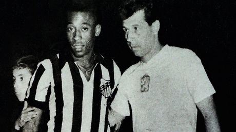 Osmnáctiletý Pelé a osmadvacetiletý Masopust ped utkáním FC Santos - Dukla 3:4...