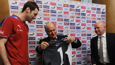 Branká Petr ech pedává éfovi FIFA Seppu Blatterovi na upomínku svj dres s íslem 1