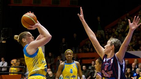 Lindsay Whalenová z USK Praha pi stelb pes Elodie Godinovou v utkání proti Tarantu.